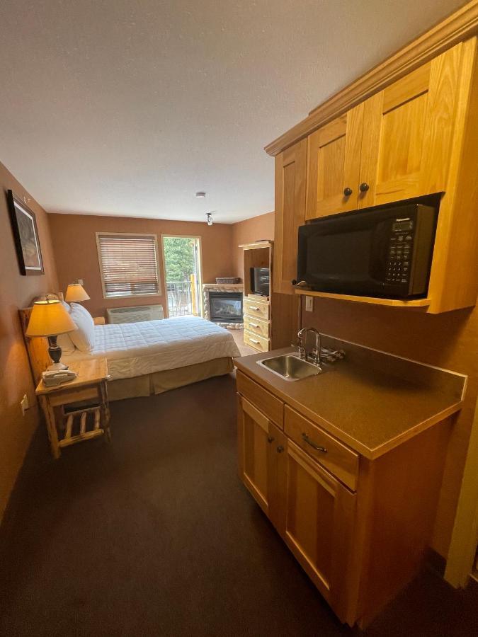 Elkwater Lake Lodge And Resort מראה חיצוני תמונה